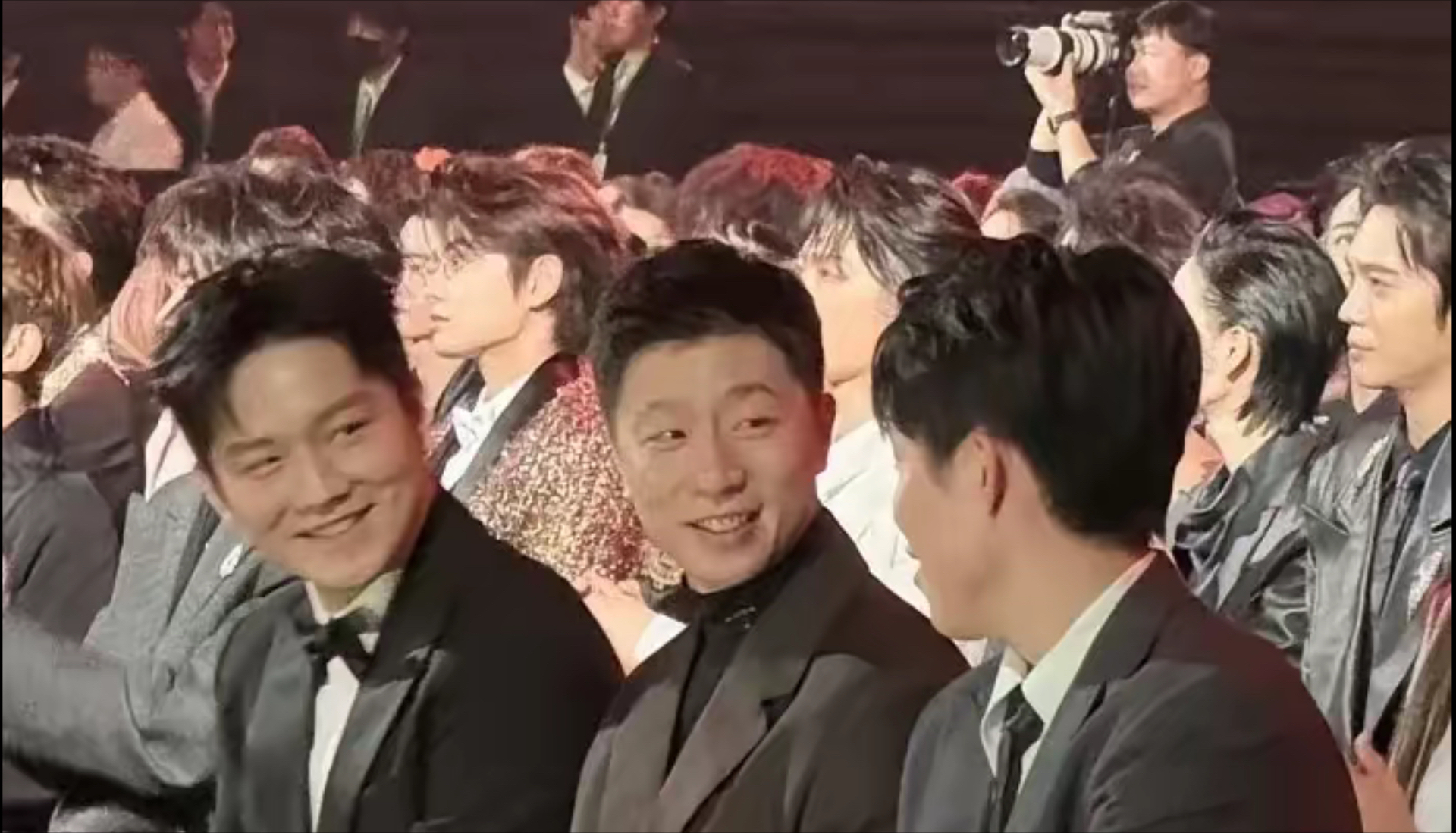 皇家马德里带队取胜！，浓眉哥重要时刻比赛局势复杂赛场气氛高涨