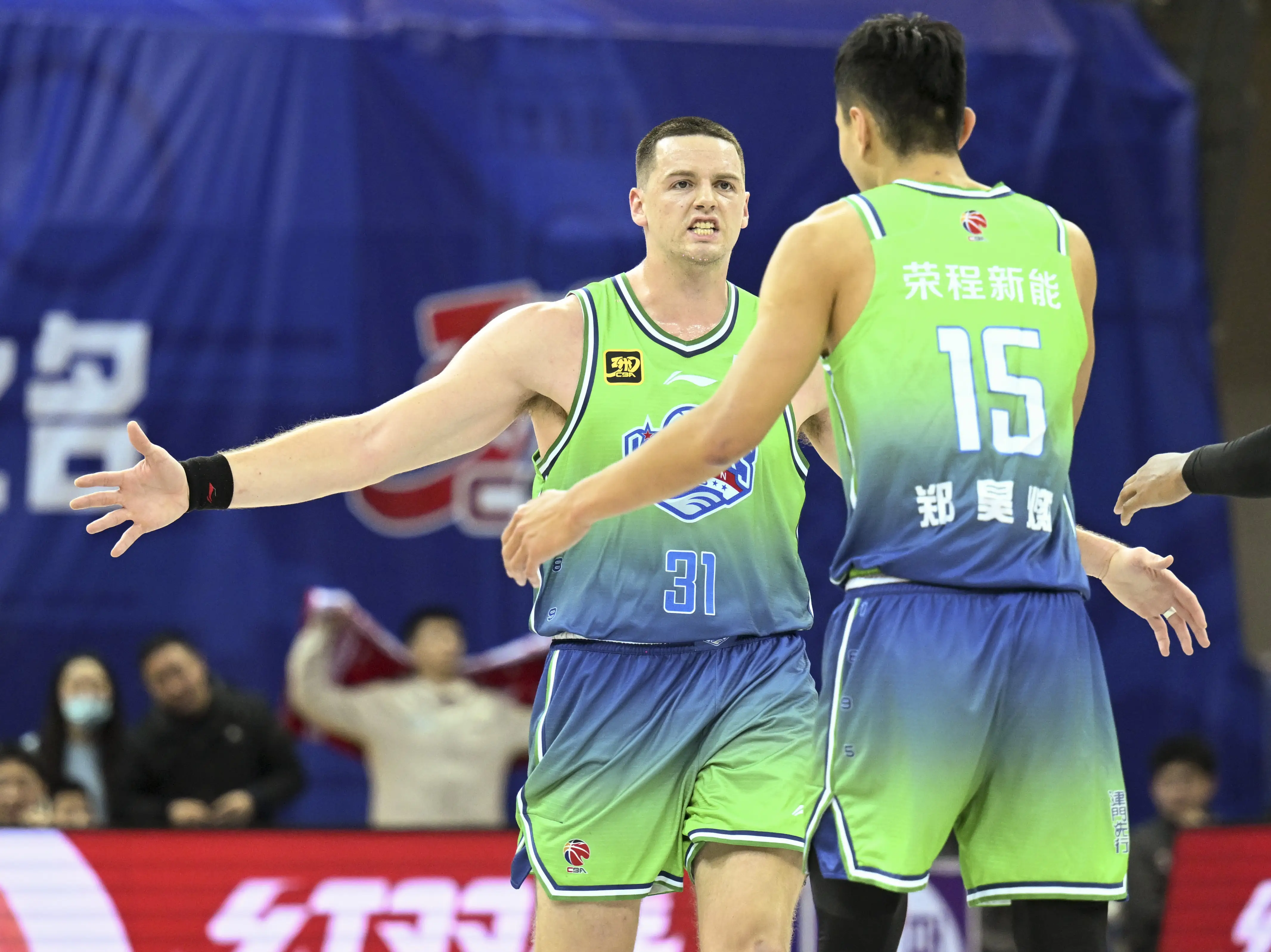 克里夫兰骑士迎CBA季后赛关键赛，今夜刷新队史纪录，气氛紧张，数据趋势出现新变化