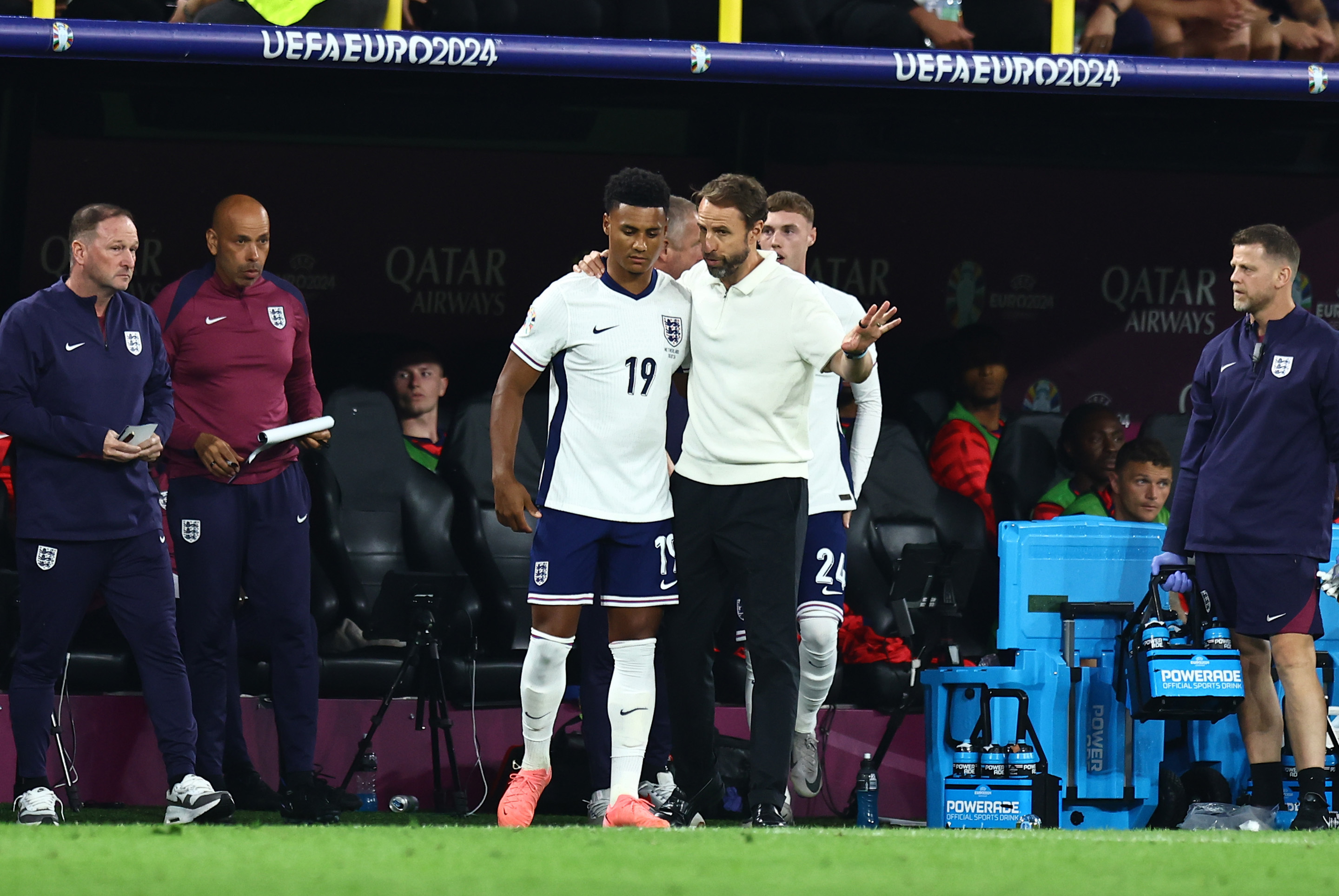 勒沃库森迎欧超杯关键赛；关键时刻再遭质疑；信心回归；阵容厚度经受考验的简单介绍